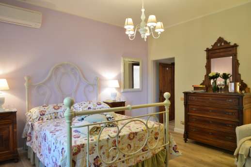 Villa Ostignano - Air conditioned double bedroom with ensuite bathroom with shower and Jacuzzi bath tub