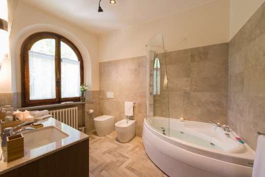 Villa Ostignano - Ensuite bathroom with shower and Jacuzzi bath tub