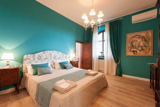 Villa Ostignano - Air conditioned double bedrooms [convertible to twins] with ensuite bathroom with shower
