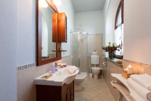 Villa Ostignano - Ensuite bathroom with shower