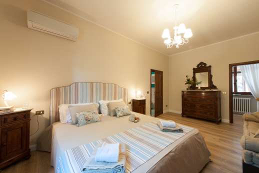 Villa Ostignano - Air conditioned double bedrooms [convertible to twins] with ensuite bathroom with shower