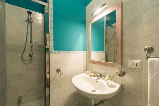 Villa Ostignano - Ensuite bathroom with shower