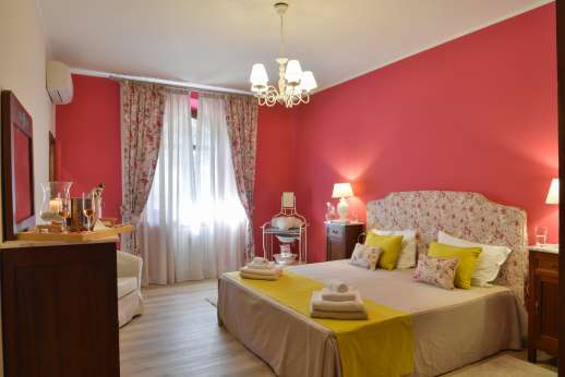 Villa Ostignano - Air conditioned double bedrooms [convertible to twins] with ensuite bathroom with shower