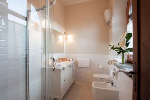 Villa Ostignano - Shared ensuite bathroom with shower