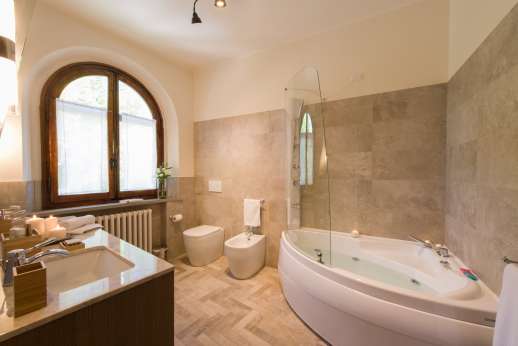 Weddings at Villa Ostignano - Ensuite bathroom with shower and Jacuzzi bath tub