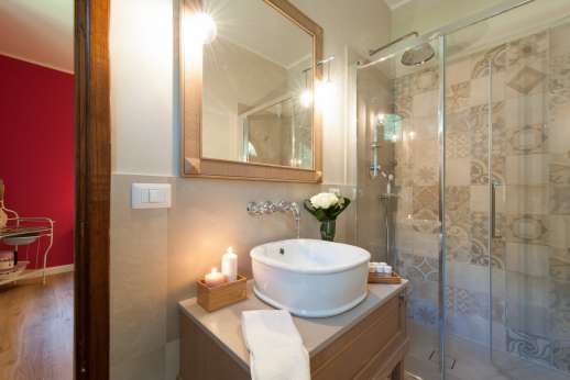 Weddings at Villa Ostignano - Ensuite bathroom with shower