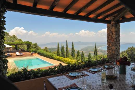 Ciclopica - Outdoor dining loggia above the pool with views over the italian coastline