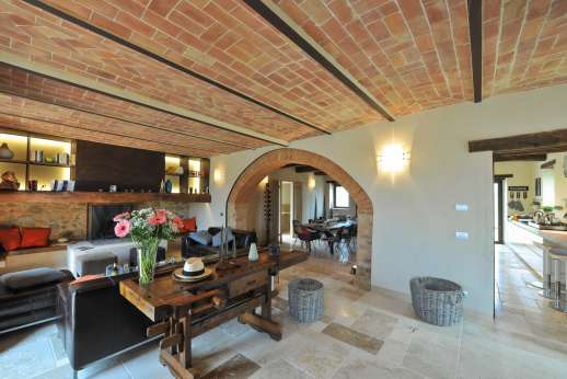 Poggiobuono - Sitting room with open fire on the open plan ground floor