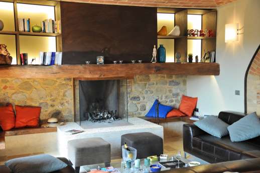 Poggiobuono - Sofas around the open fire