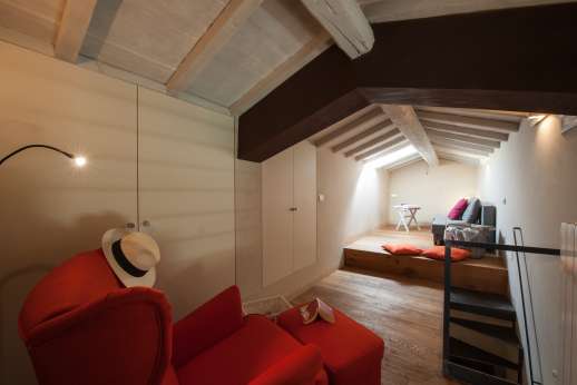 Poggiobuono - Small living room in the attic with sofa bed