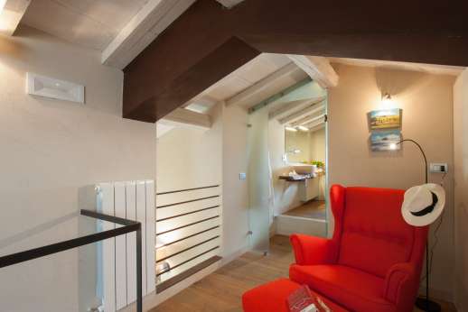 Poggiobuono - Attic sitting room leading through to bathroom
