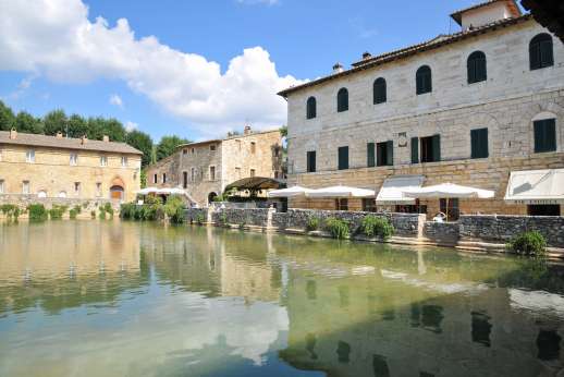 Poggiobuono - The village of Bagno Vignoni there is a bar and a restaurant