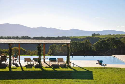 Segreto Gelsomino - Huge lawns surround the property with amazing views