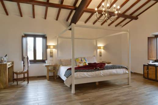 Segreto Gelsomino - First floor air conditioned master bedroom with four poster Emperor-size bed overlooking the pool and with great view of lake Corbara