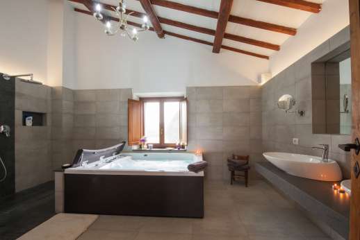 Segreto Gelsomino - En suite bathroom with huge ho ttub and shower and two basins