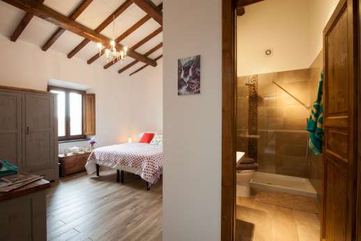 Segreto Gelsomino - Bedroom leading through to bathroom