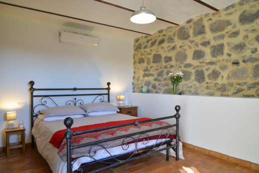 Segreto Gelsomino - Lower ground floor air conditioned double bedroom with bathroom with shower.