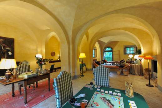 Poggio Ai Grilli - Huge living room with fireplace, sofas and various sitting areas