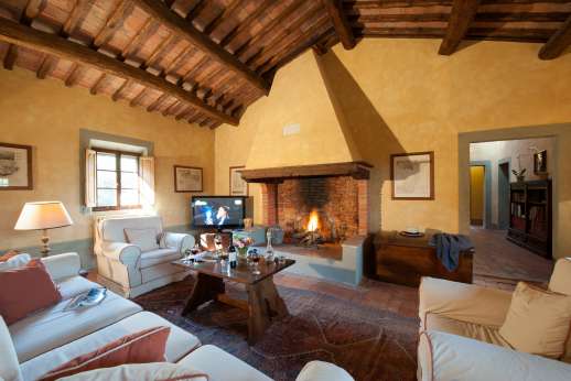 Poggio Ai Grilli - Air conditioned first floor large living room with sofas