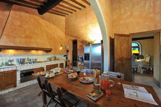 Poggio Ai Grilli - Kitchen with direct access to the al fresco dining area shaded