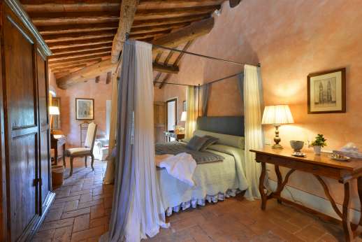 Poggio Ai Grilli - Air conditioned double bedroom with four poster double bed and en suite bathroom with jet stream bath