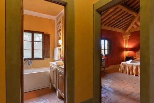 Poggio Ai Grilli - Master bedroom and ensuite