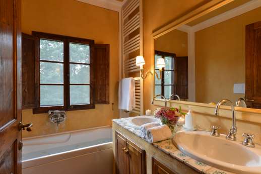 Poggio Ai Grilli - En suite bathroom with jet stream bath