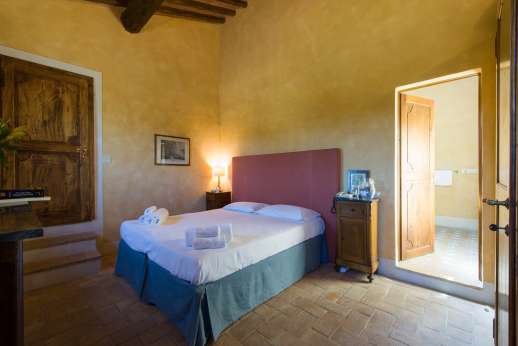Poggio Ai Grilli - Air conditioned double bedroom [convertible to double] with en suite bathroom with shower