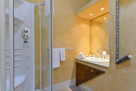 Poggio Ai Grilli - En suite bathroom with shower