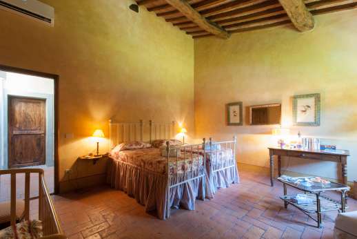 Poggio Ai Grilli - Air conditioned twin bedroom en suite bathroom with shower