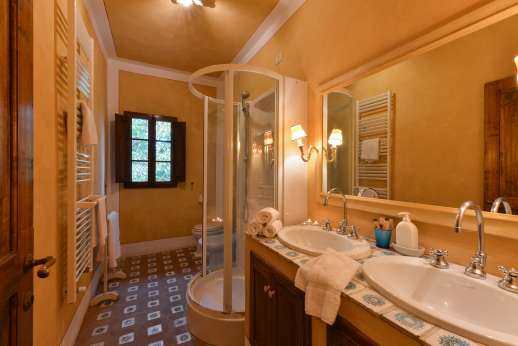 Poggio Ai Grilli - En suite bathroom with shower