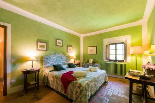 Poggio Ai Grilli -  Air conditioned double bedroom with en suite bathroom with bath.