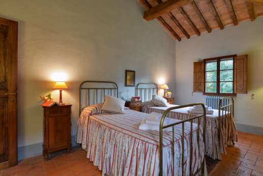 Poggio Ai Grilli - Air conditioned twin bedroom en suite bathroom with shower
