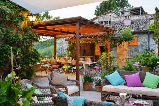 Torre di Hesperides - Torre di Hesperides, just minutes away from Castellina-in-Chianti, lounging area in the courtyard.