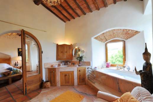 Torre di Hesperides - En suite bathroom to the air conditioned master bedroom, first floor.