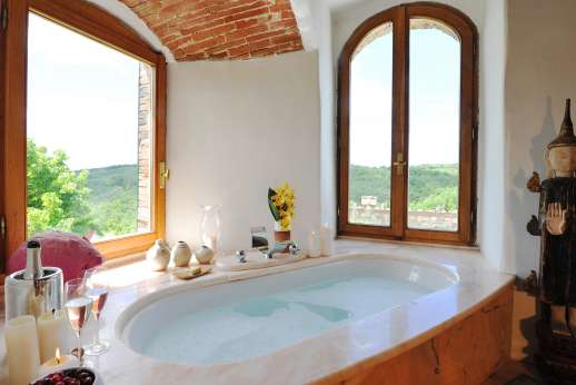 Torre di Hesperides - Another view of the en suite bathroom.