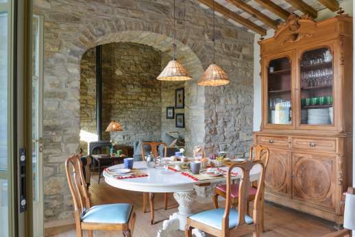 La Palazza Nel Cielo - Breakfast room with access to the paved courtyard.