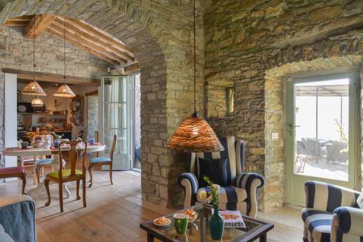 La Palazza Nel Cielo - Sitting room leading through to the breakfast room and kitchen