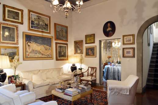 Villa San Martin - Sitting room with beautiful paintings