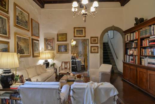 Villa San Martin - Sitting room flourished with paintings and books