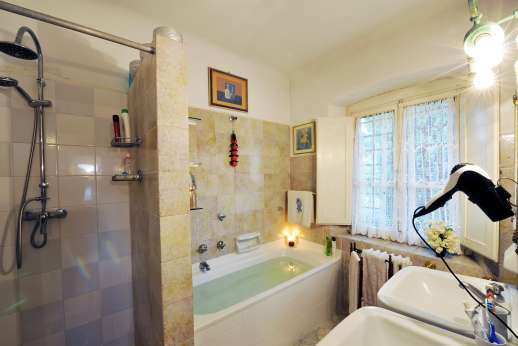 Villa San Martin - Ensuite bathroom with bath and separate shower.