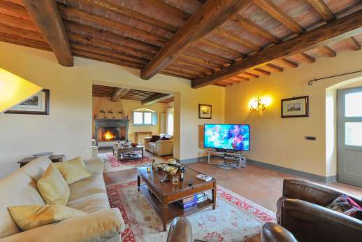 Argenta Celeste - Extensive living to the main house