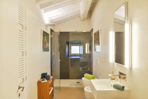 Il Molinaccio - Huge shower in the en-suit bathroom of double bedroom on the right