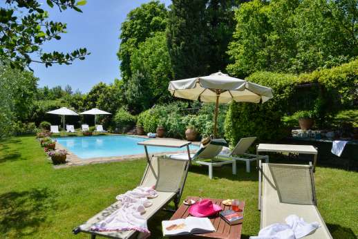 Montesassi - Relax in the sun or shade by the pool