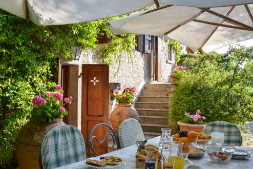 Montesassi - Shaded breakfast area.