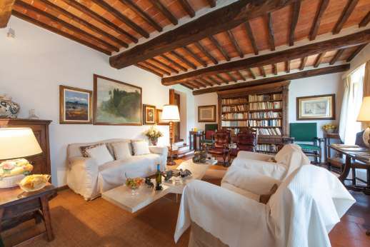 Montesassi - On the first floor the sitting room with fireplace.