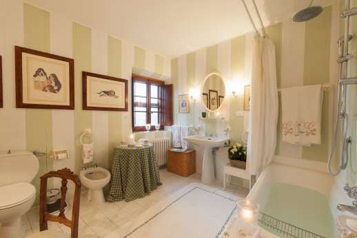 Montesassi - First floor air conditioned double bedroom, with en suite bathroom.