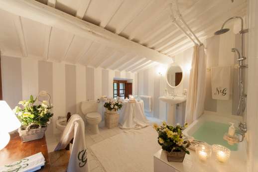 Montesassi - Second floor double bedroom, all bedrooms are air conditioned.