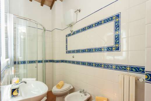 San Leolino - First floor, bathroom with shower.