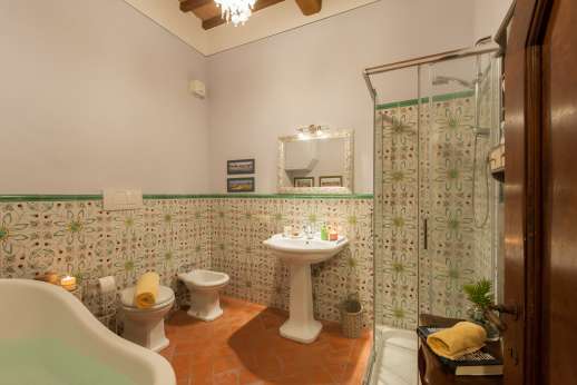 San Leolino - Ground floor extra bathroom, with bath and shower